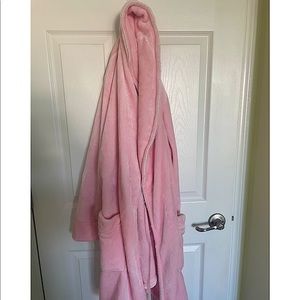 BARELY worn Liz Claiborne robe. Size S